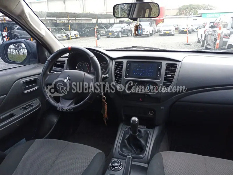 Mitsubishi L200 glx 2.5 diesel 4x4 dc mt - 2022 - 246 - Cali — imagen 2 de 8