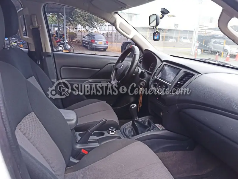 Mitsubishi L200 glx 2.5 diesel 4x4 dc mt - 2022 - 246 - Cali — imagen 3 de 8