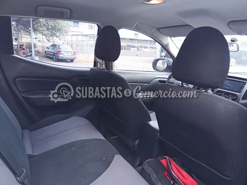 Mitsubishi L200 glx 2.5 diesel 4x4 dc mt - 2022 - 246 - Cali — imagen 4 de 8