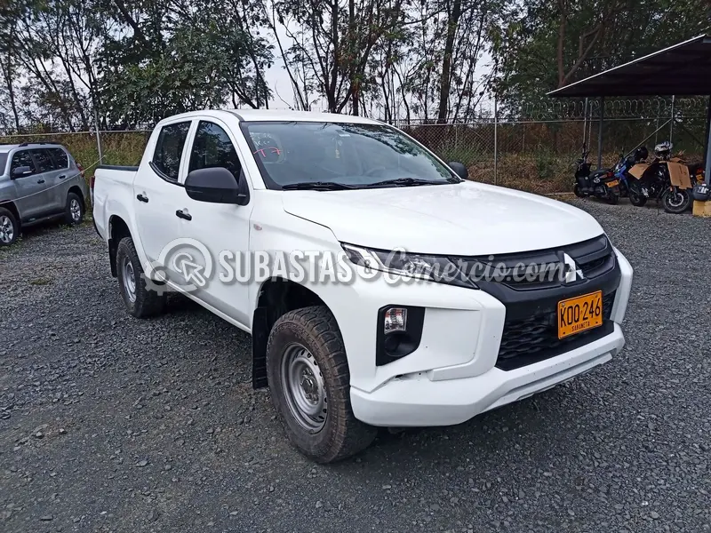 Mitsubishi L200 glx 2.5 diesel 4x4 dc mt - 2022 - 246 - Cali — imagen 5 de 8