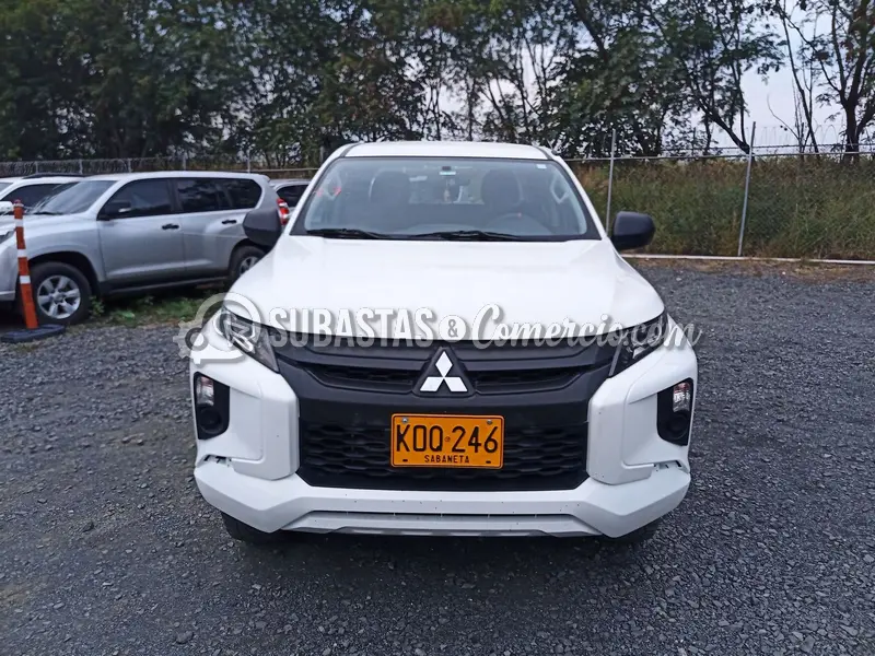 Mitsubishi L200 glx 2.5 diesel 4x4 dc mt - 2022 - 246 - Cali — imagen 6 de 8