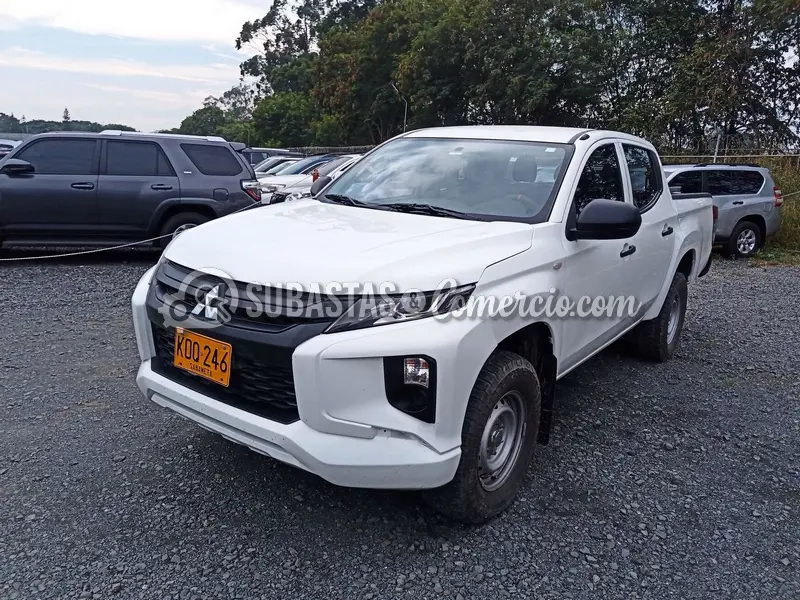 Mitsubishi L200 glx 2.5 diesel 4x4 dc mt - 2022 - 246 - Cali — imagen 7 de 8