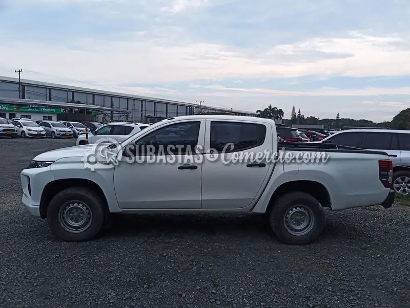 Mitsubishi L200 glx 2.5 diesel 4x4 dc mt - 2022 - 246 - Cali — imagen 8 de 8