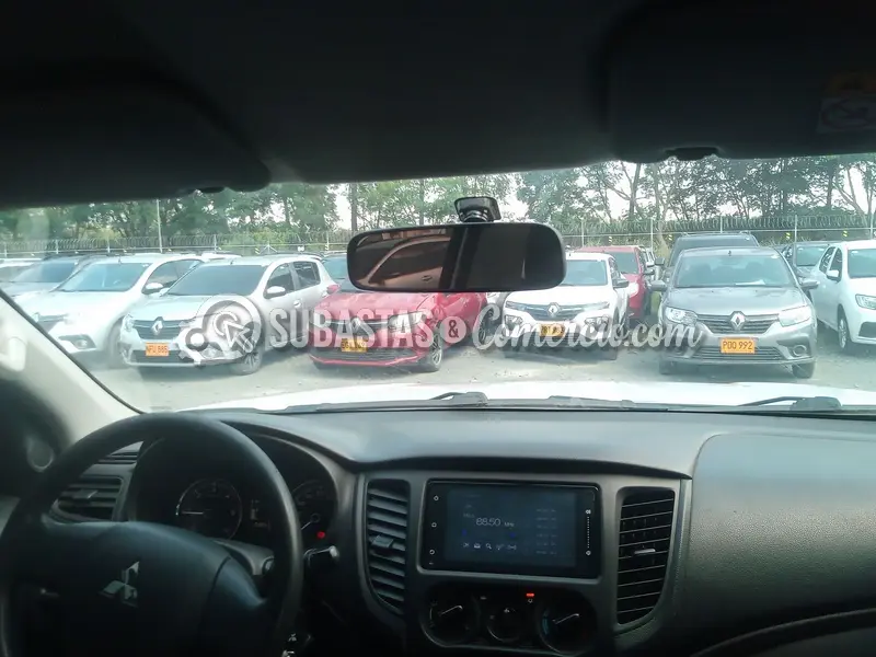 Mitsubishi New l-200 doble cabina platón 2.5 diesel 4x4 glx - 2023 - 0 — imagen 2 de 8