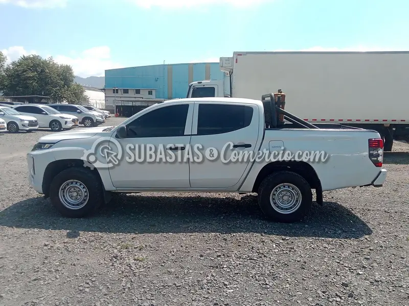 Mitsubishi New l-200 doble cabina platón 2.5 diesel 4x4 glx - 2023 - 0 — imagen 8 de 8