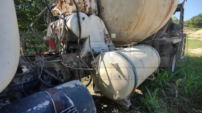 MIXER MACK RD 690S MT 12000 CC, MOD. 2001, RTM VENCIDA, RP#1 PLACA: WOV888 Ubic.: TURBACO, BOLIVAR — imagen 2 de 8