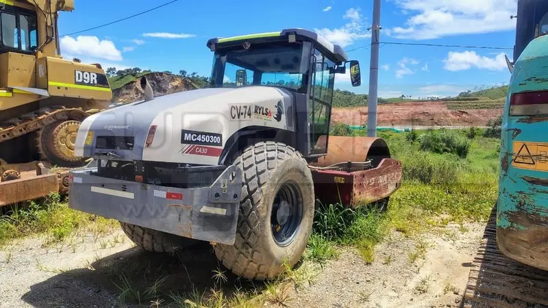 COMPACTADOR VIBRATORIO DYNAPAC CA30D AÑO 2021, 7107 HR. RP#3 PLACA: MC450300 Ubic.: CALDAS, ANTIOQUIA — imagen 5 de 6