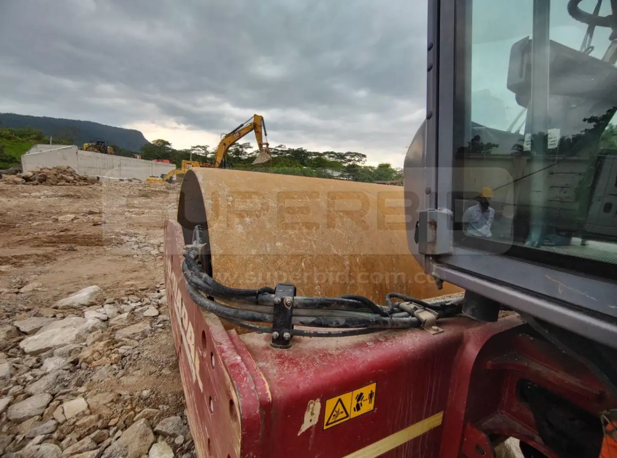 COMPACTADOR VIBRATORIO DYNAPAC CA30D AÑO 2021, 7450 HR. RP#3 PLACA: MC401699 Ubic.: MOCOA, PUTUMAYO — imagen 6 de 8