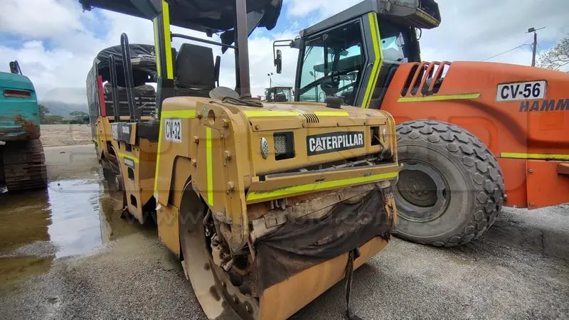 COMPACTADOR DOBLE RODILLO CATERPILLAR CB434D AÑO 2011, 9592 HR. PLACA: MI006085 Ubic.: MOCOA, PUTUMAYO — imagen 7 de 8