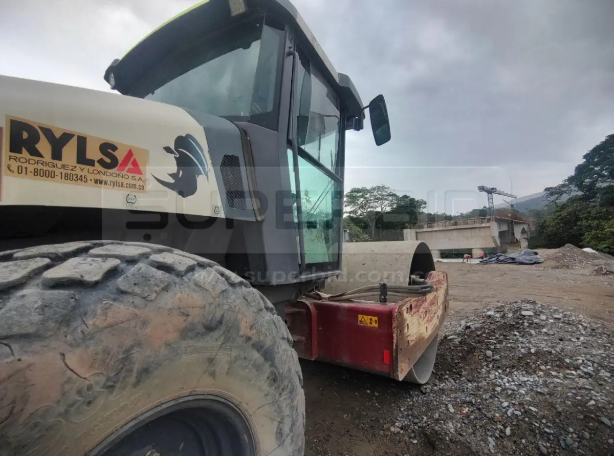 COMPACTADOR VIBRATORIO DYNAPAC CA30D AÑO 2021, 5787 HR. RP#3 PLACA: MC450301 Ubic.: MOCOA, PUTUMAYO — imagen 2 de 8
