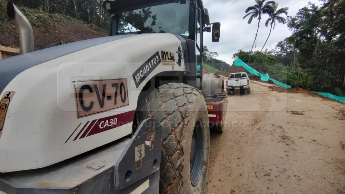 COMPACTADOR VIBRATORIO DYNAPAC CA30D AÑO 2021, 8222 HR. RP#3 PLACA: MC401703 Ubic.: MOCOA, PUTUMAYO — imagen 4 de 8