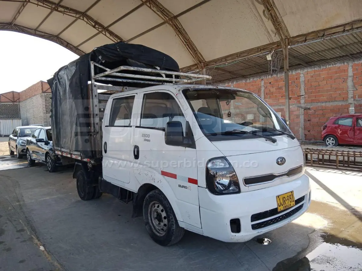 KIA K 2500 DOBLE CABINA 4X2 A/C 2497 CC MOD. 2016, PLACA: JJR981 Ubic.: BARRANQUILLA — imagen 2 de 8