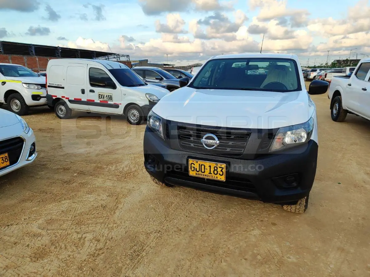 NISSAN FRONTIER NP300 2.5 GASOLINA 4X2 DC A/A 2500 CC MOD. 2020, RP#6 PLACA: GJO183 Ubic.: BARRANQUILLA — imagen 3 de 8