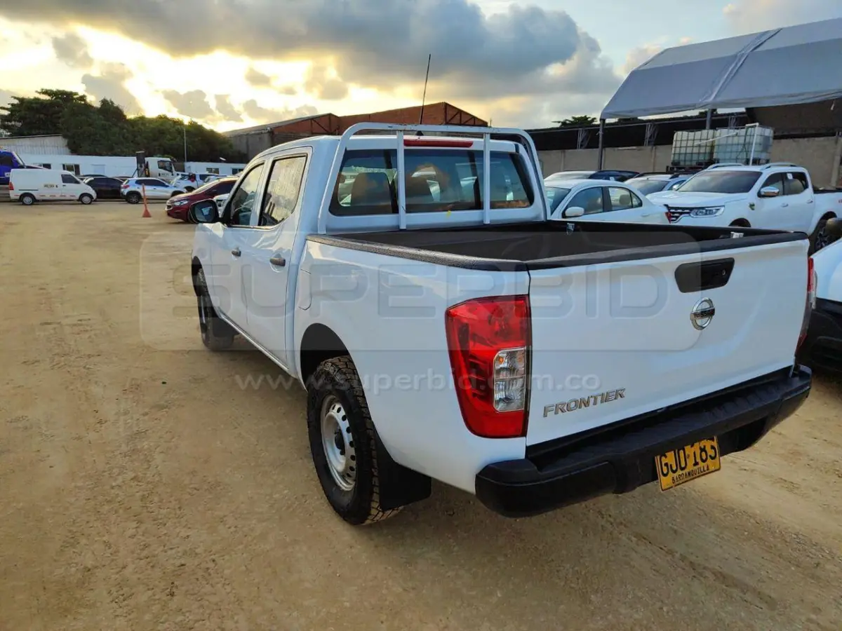 NISSAN FRONTIER NP300 2.5 GASOLINA 4X2 DC A/A 2500 CC MOD. 2020, RP#6 PLACA: GJO183 Ubic.: BARRANQUILLA — imagen 6 de 8