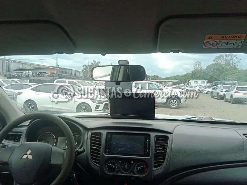 Mitsubishi L200 glx 2.5 diesel 4x4 dc mt - 2023 - 831 - Cali — imagen 2 de 8