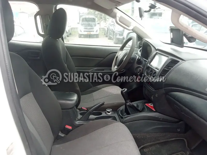 Mitsubishi L200 glx 2.5 diesel 4x4 dc mt - 2023 - 831 - Cali — imagen 3 de 8