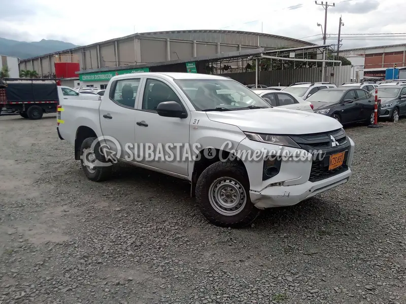 Mitsubishi L200 glx 2.5 diesel 4x4 dc mt - 2023 - 831 - Cali — imagen 5 de 8