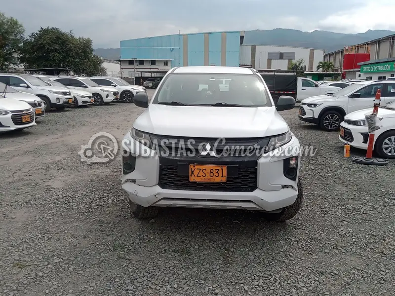 Mitsubishi L200 glx 2.5 diesel 4x4 dc mt - 2023 - 831 - Cali — imagen 6 de 8