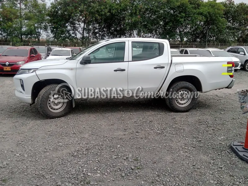 Mitsubishi L200 glx 2.5 diesel 4x4 dc mt - 2023 - 831 - Cali — imagen 8 de 8