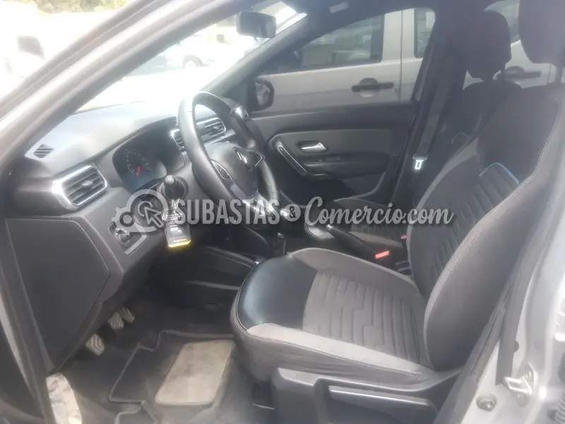 Renault Nueva duster intens 1.3t 4x4 mt - 2023 - 948 - Caldas — imagen 3 de 8