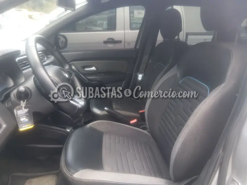 Renault Nueva duster intens 1.3t 4x4 mt - 2023 - 948 - Caldas — imagen 4 de 8